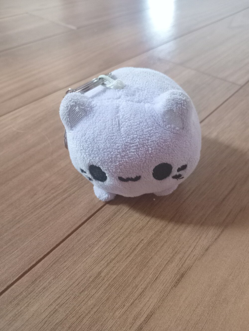 Hot Topic Mochi Cat Keychain - Picture 2 of 3